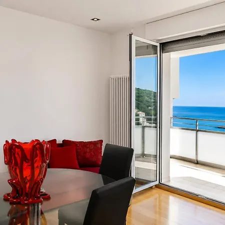 Skymare - Beachfront Sea View Apartmán *