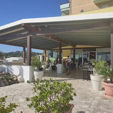 Skymare - Beachfront Sea View Apartmán